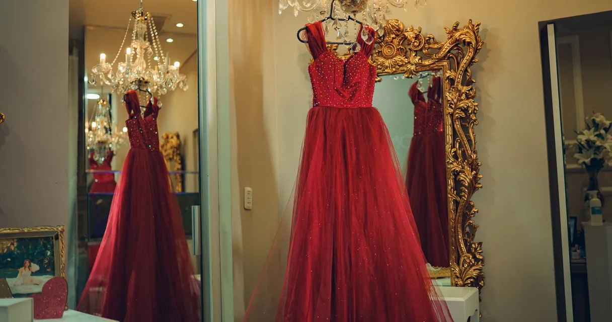 Vestidos de festa vermelhos em uma vitrine