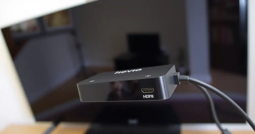 aparelho de streaming conectado por cabo hdmi atrás da televisão