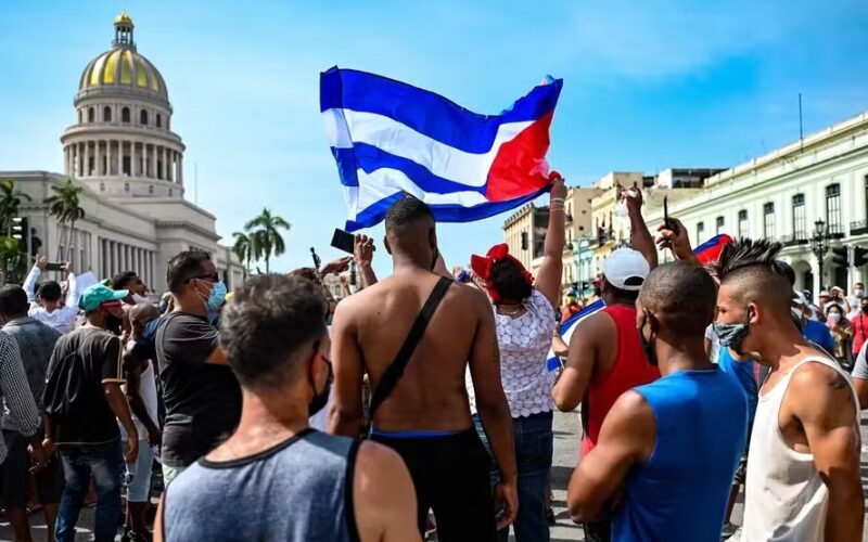Estão nos matando aos poucos', diz cubano sem remédio
