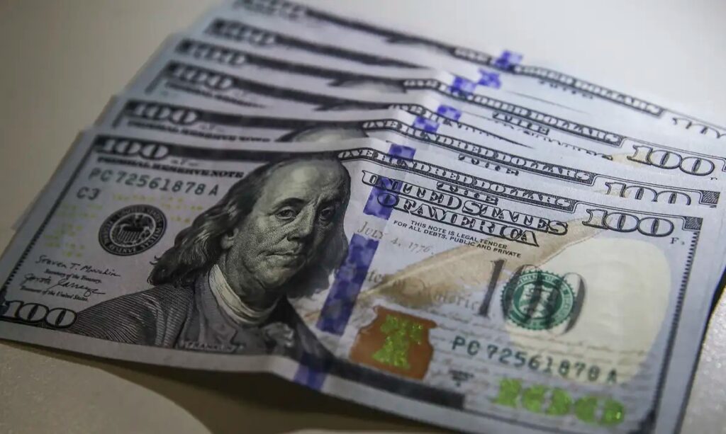 Dólar cai a R$ 4,95 e renova mínima desde 2024