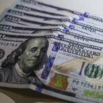 Dólar cai a R$ 4,95 e renova mínima desde 2024
