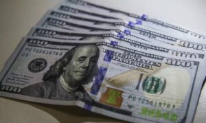 Dólar cai a R$ 4,95 e renova mínima desde 2024