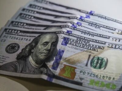 Dólar cai a R$ 4,95 e renova mínima desde 2024