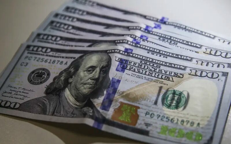 Dólar cai a R$ 4,95 e renova mínima desde 2024