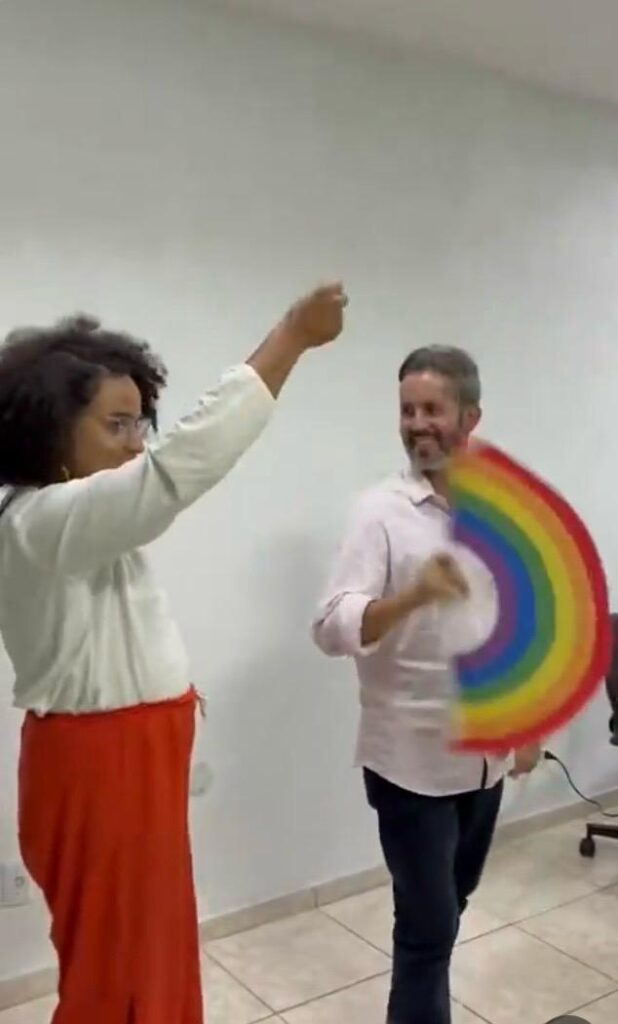 Grass aprende a bater leque em campanha no DF
