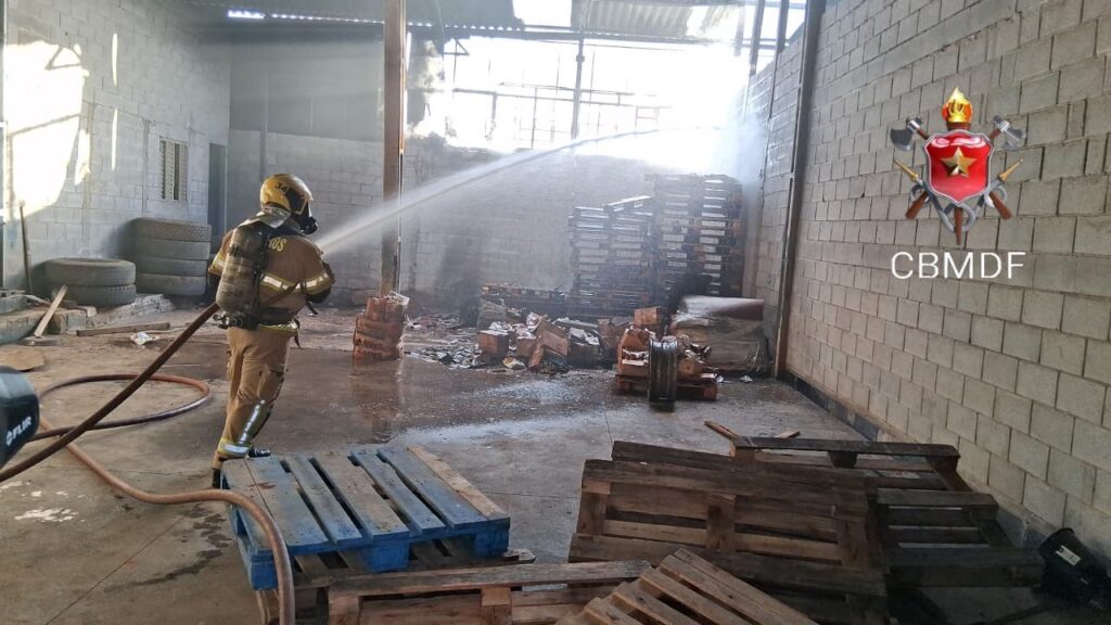 Incêndio em galpão em Ceilândia termina sem vítimas