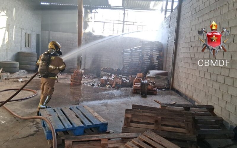 Incêndio em galpão em Ceilândia termina sem vítimas
