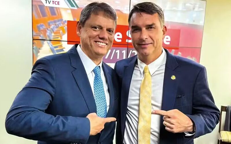 Tarcísio pressiona Flávio por explicações sobre caso Master