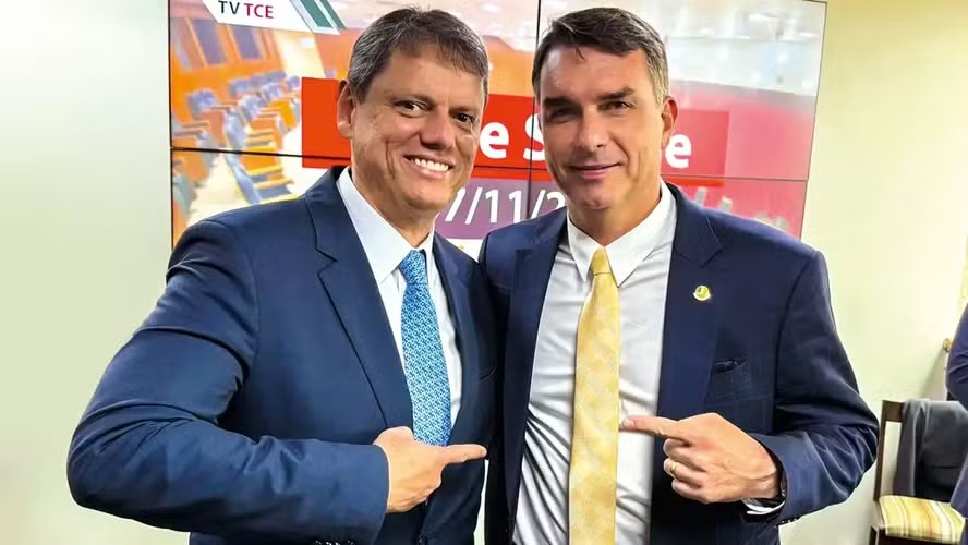 Tarcísio pressiona Flávio por explicações sobre caso Master