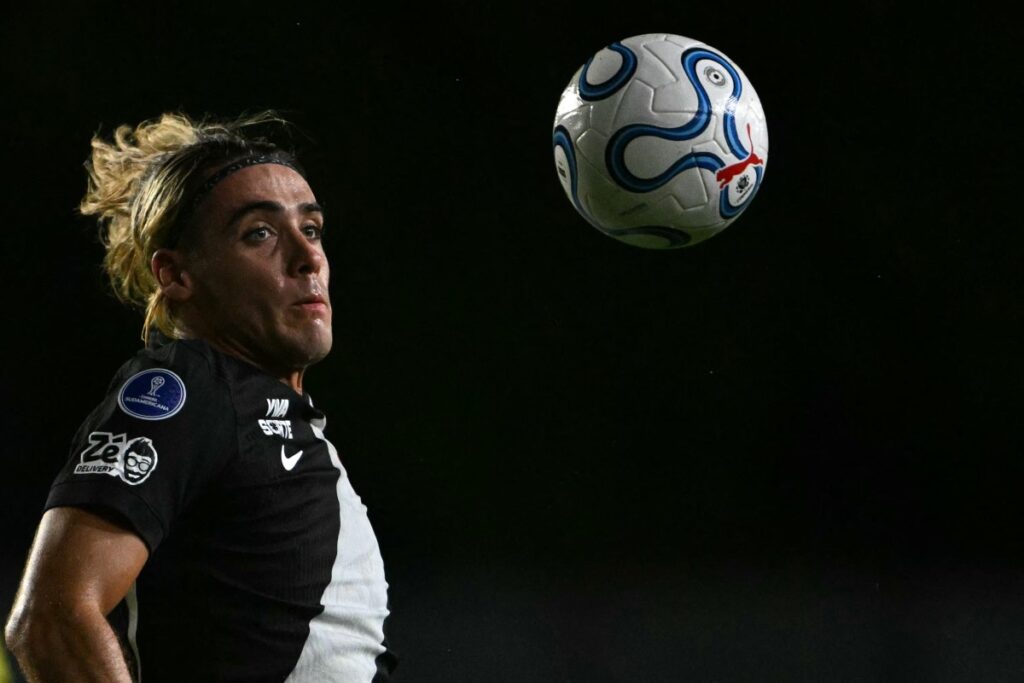 Vasco sofre goleada em casa e torcida protesta contra Renato