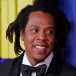 Rihanna sobe ao palco com Jay-Z e brinca: 'Estou meio enferrujada