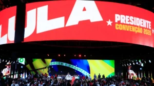 Vermelho, onças e chapéus marcam convenção de Lula em SP