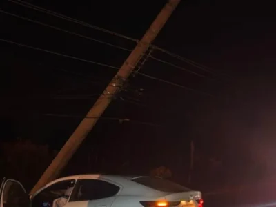 Carro bate em poste no Altiplano Leste e motorista não se fer