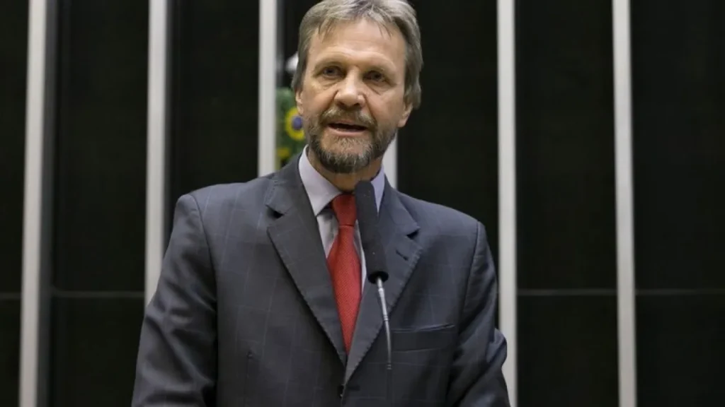 Líder do PT na Câmara, Pedro Uczai sofre AVC e é internado em Brasília
