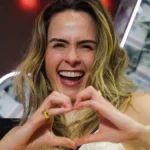 Ana Paula Renault atrai fãs eufóricos em mesa no SP2B